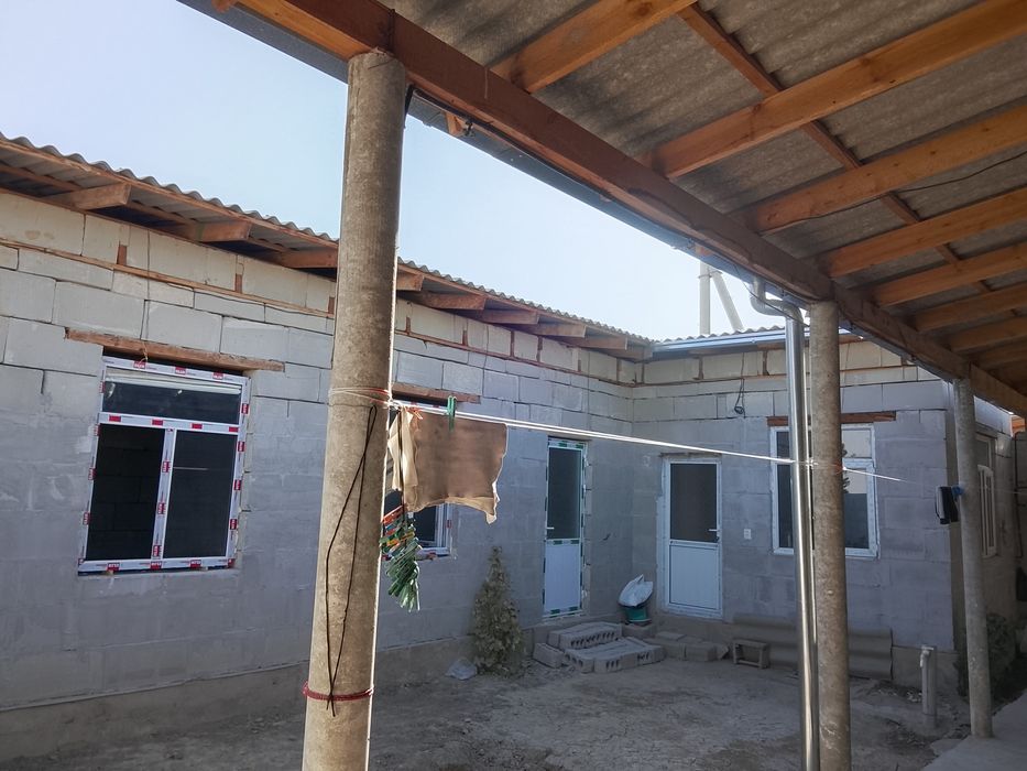 4 sotix 5 xonali uy sotiladi