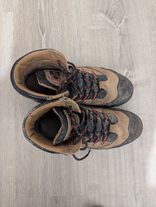 Отдам бесплатно обувь мужская  специализированную