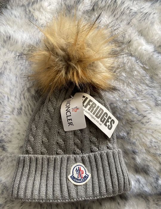Moncler Дамска зимна шапка с естествен пух