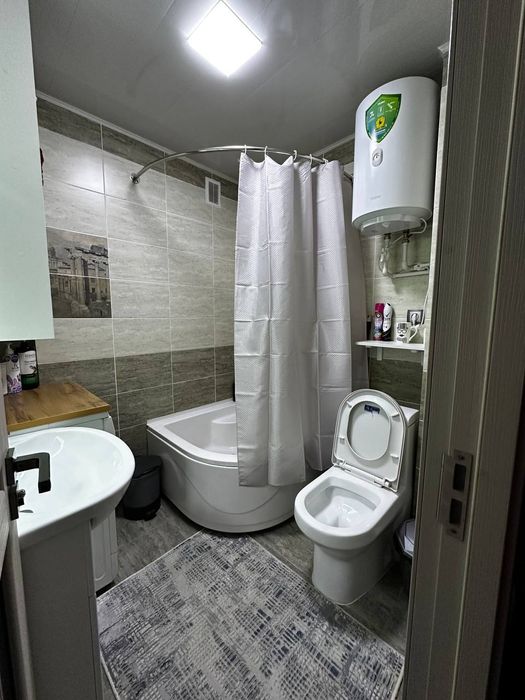 Продается 4 комнатная квартира . 2 этаж. Не боковой..