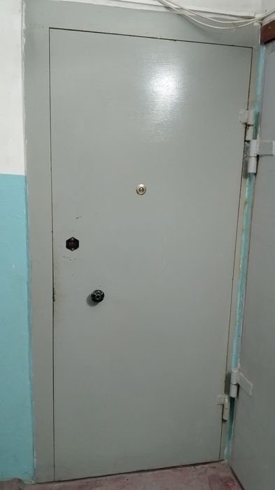 Продам б/у железную дверь. Писать звонить до 20.00.
