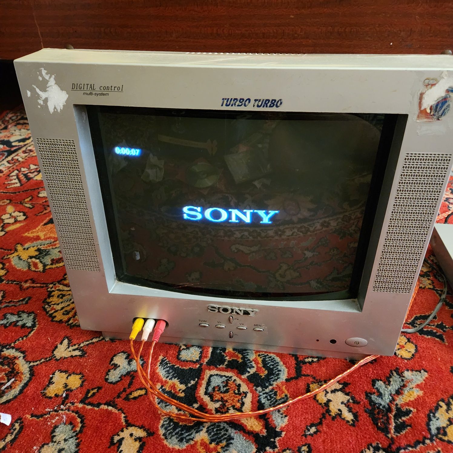 Televizor va dvd lar sotiladi
