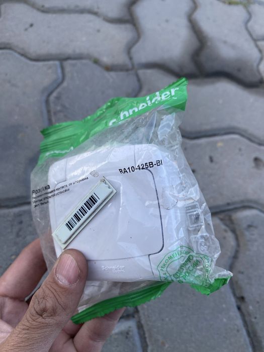 Розетки и выключатели Schneider