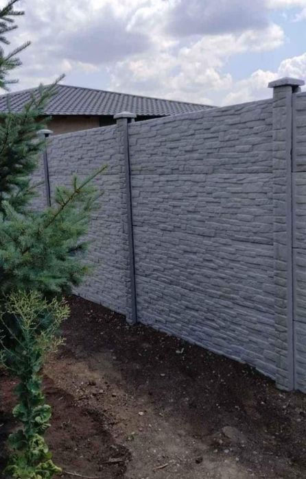 Gard din placi prefabricate de beton armat