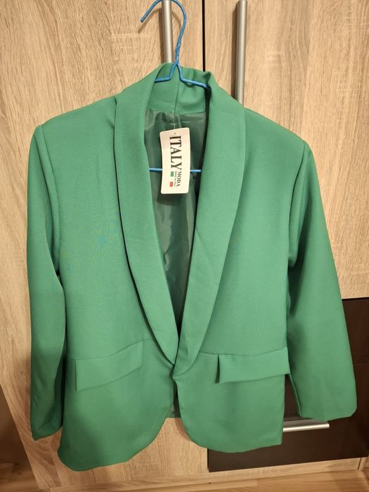 Дамско сако в зелено. М размер. Чисто ново