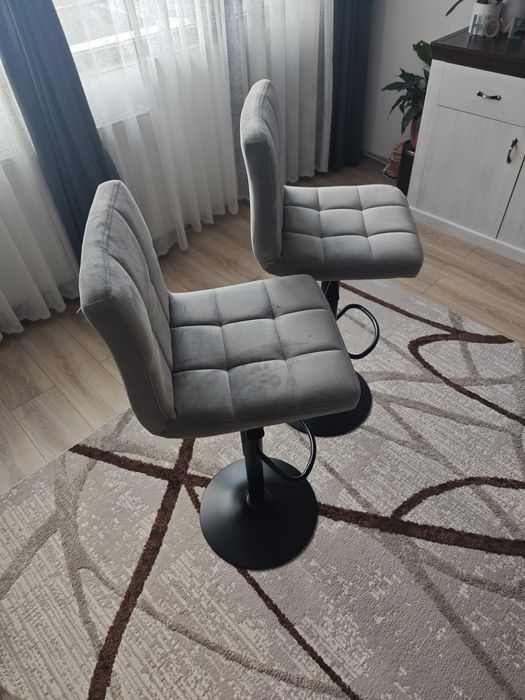 Продавам два бар стола