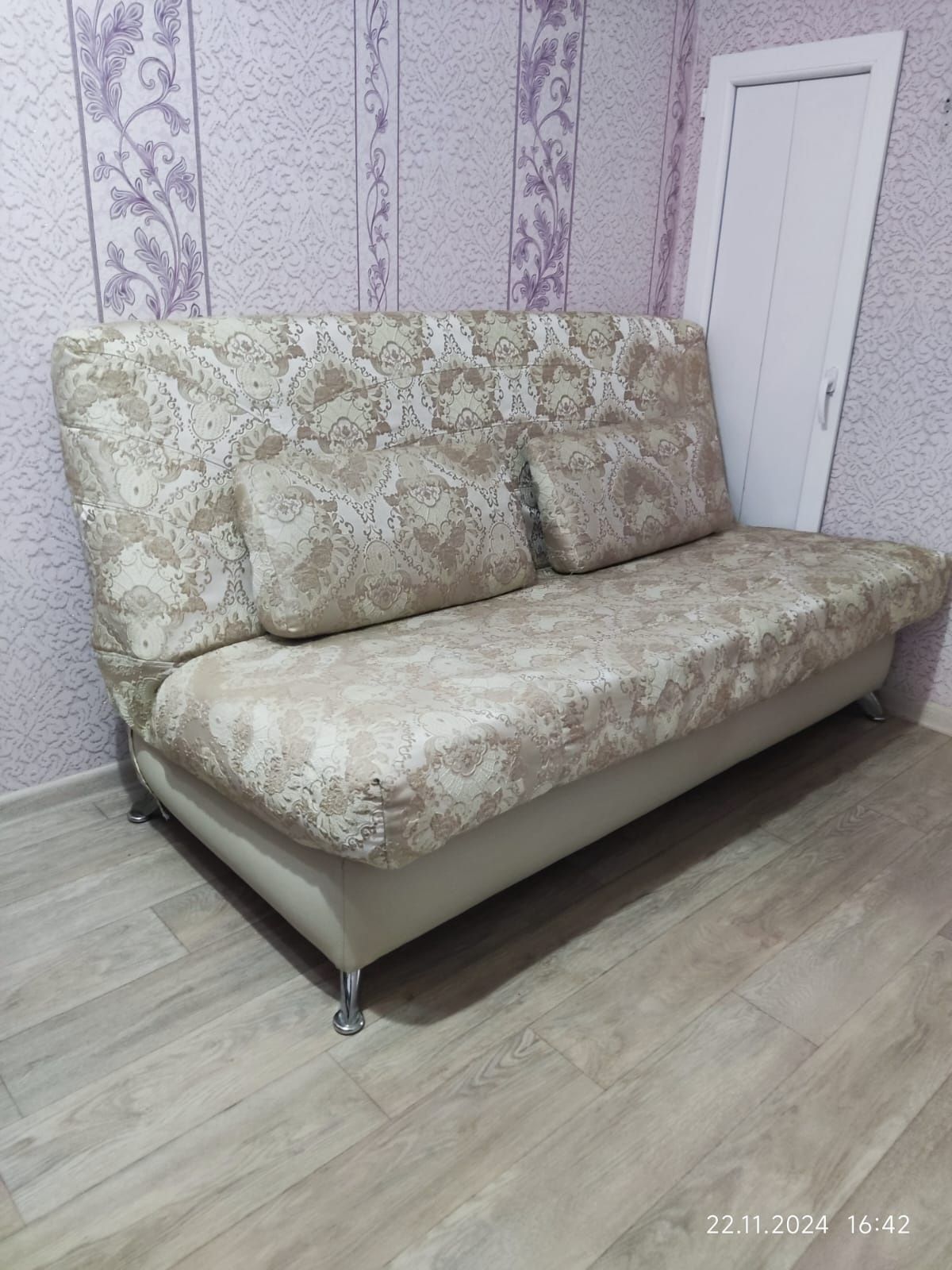 Диван в хорошем состоянии