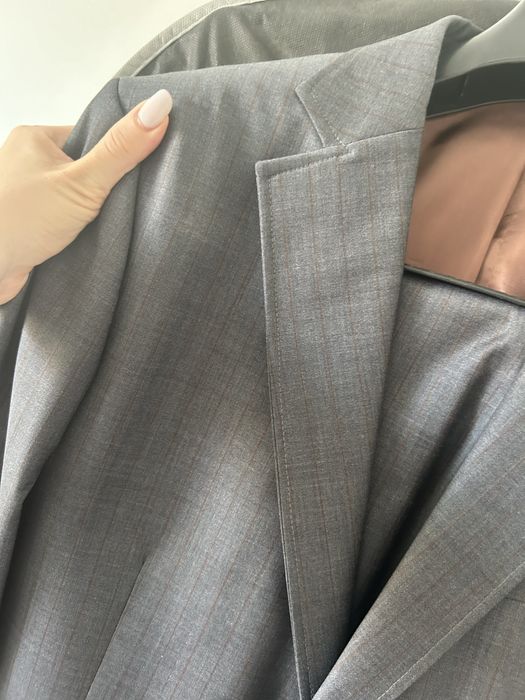 De vanzare costum purtat de 2 ori