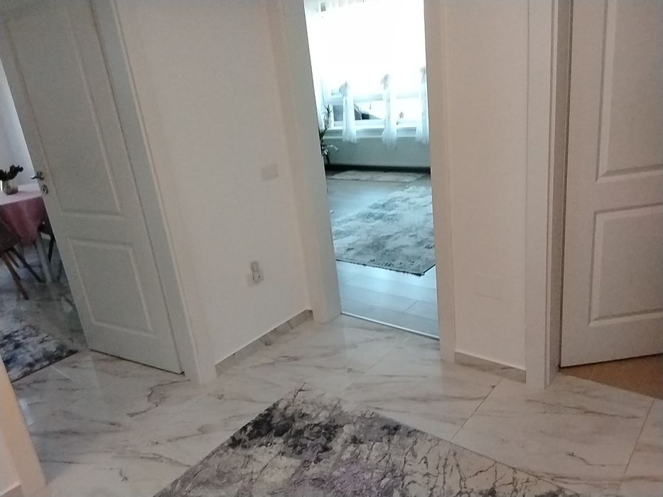 Vând apartament 3camere situat pe strada Ghimbavului ,Cristian