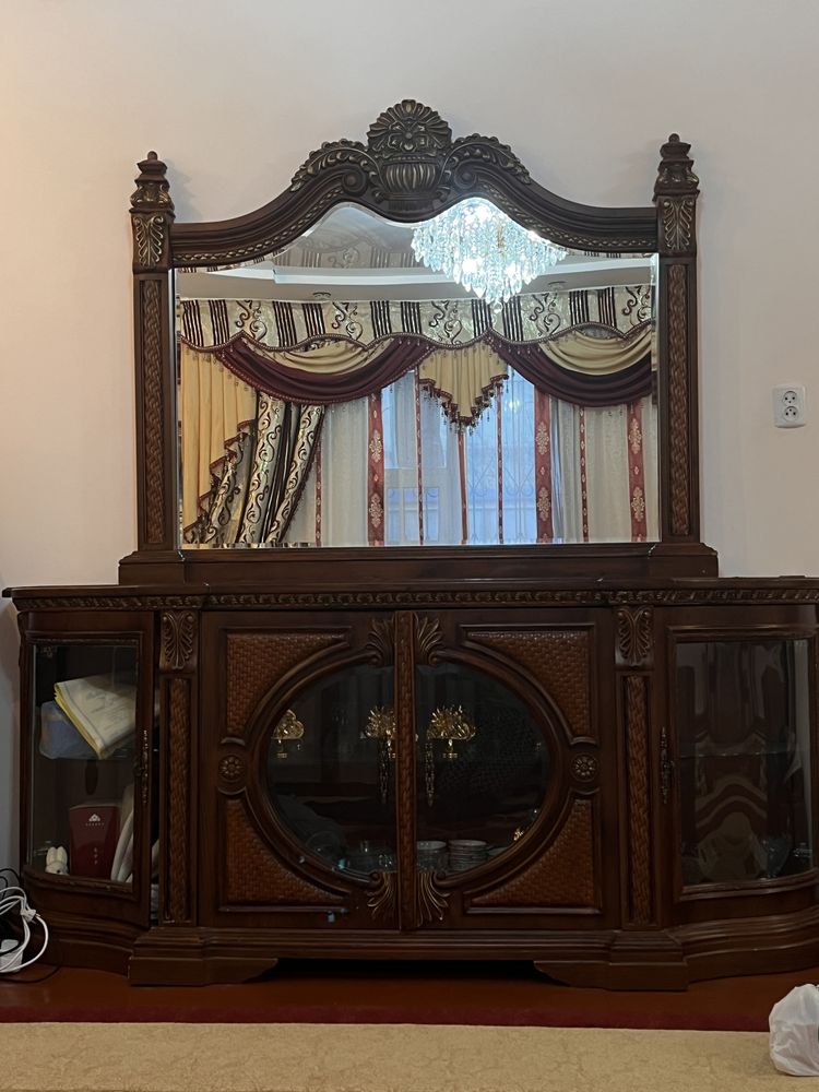 Сервант и комод с зеркалом