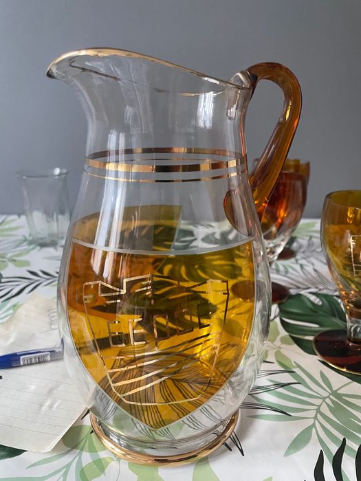 Продавам сервиз за вино - 6 чаши и кана