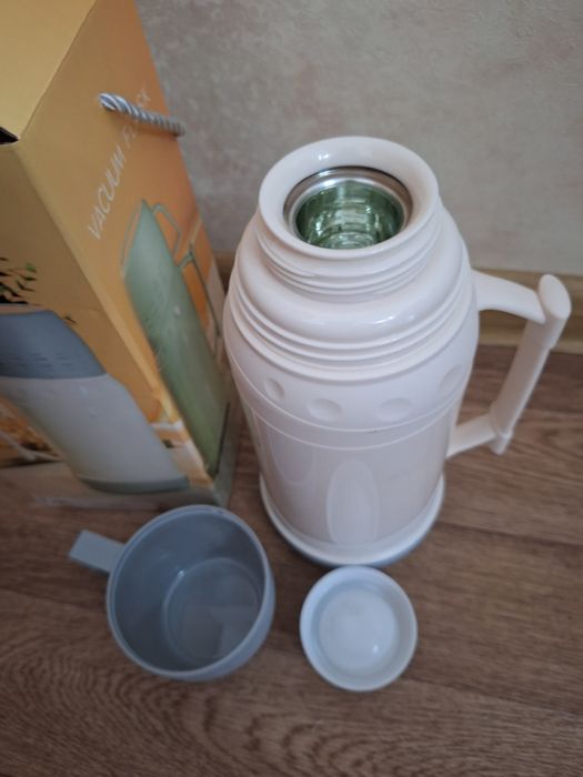 Термос  на  1л новый  в упаковке