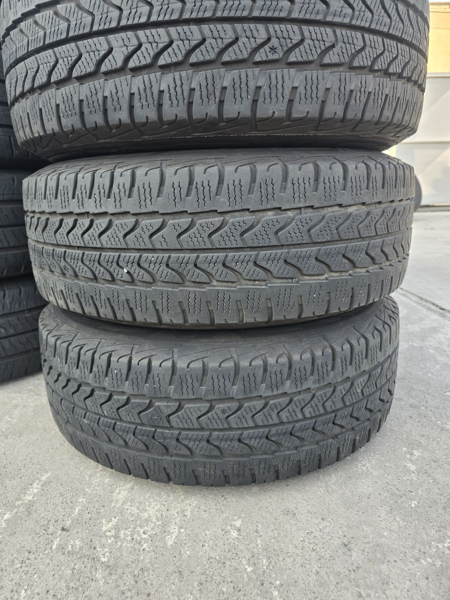 4 Броя Бусови 215/65/16C Goodyear 2x7mm 2x6,5mm 21dot