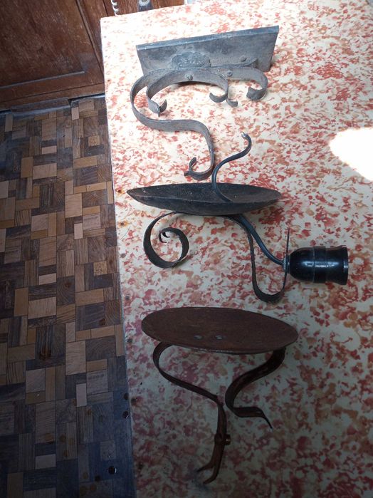 Декоративни метални стенни осветителни тела.