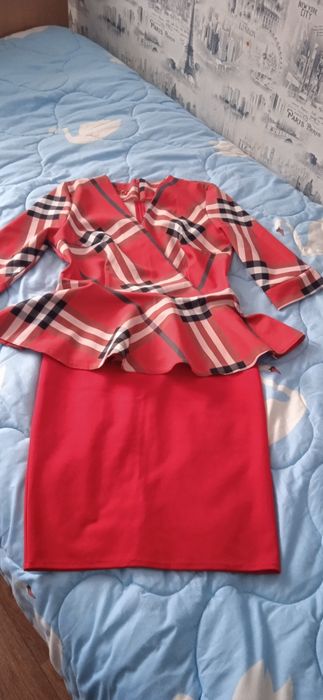 Продам платье красного цвета