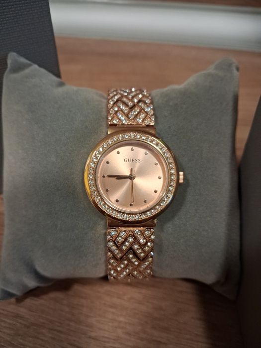 НОВ часовник Guess
