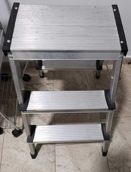 Scara pliabila cu 3 trepte (2 trepte + platforma)