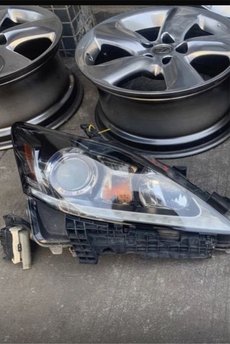 Фары от второго рестайлинга lexus is  год 11-13равая сторона