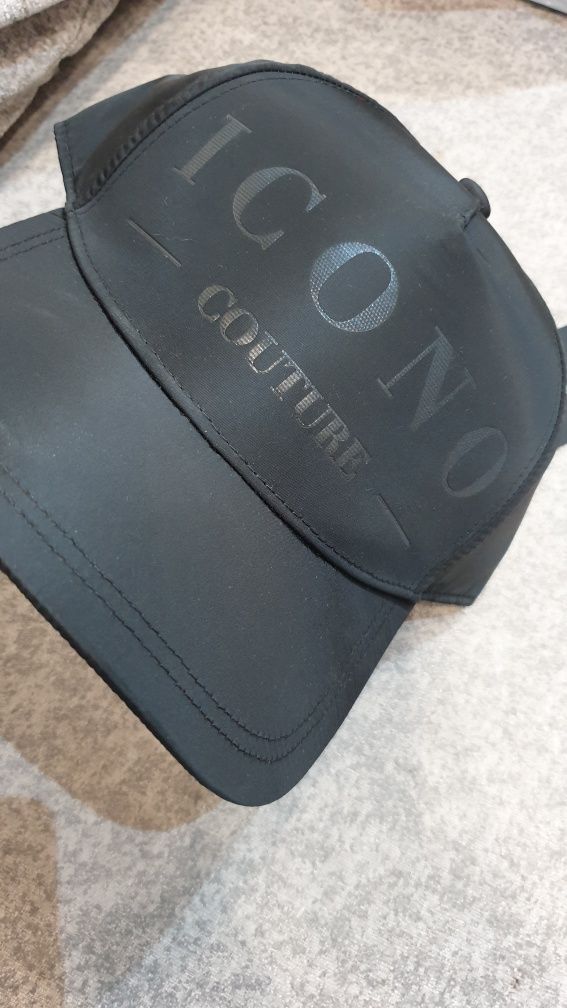 Шапка с козирка и надпис ICONO