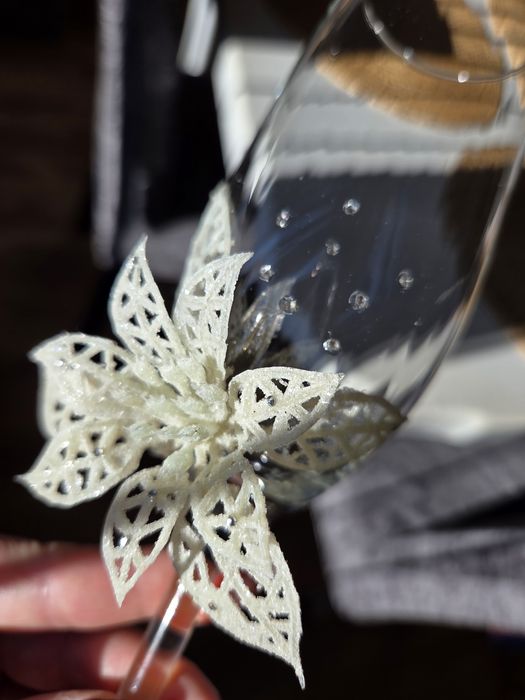 Сватбени чаши с изкуствено цвете и кристали Searovski