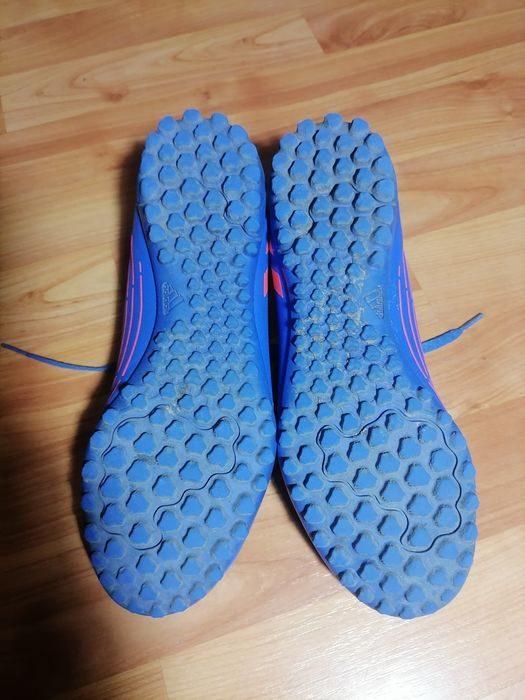 Ghete de fotbal predator