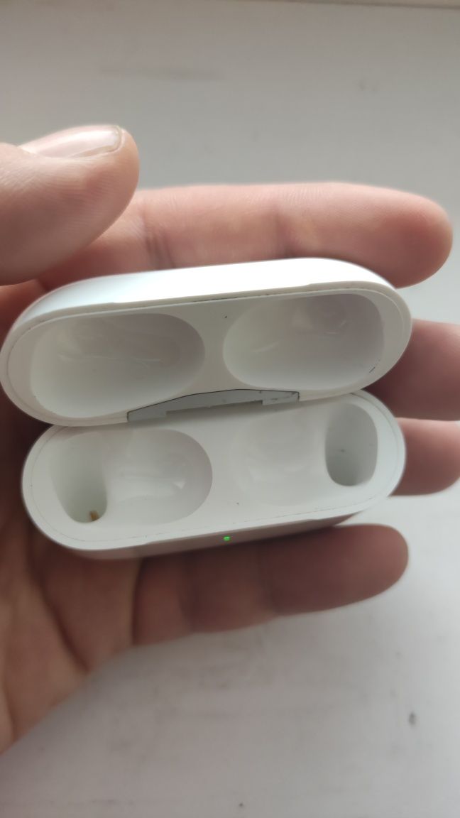 Продам оригинал кейс от airpods pro