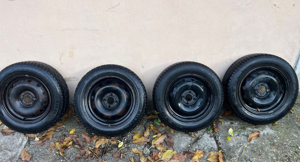 Anvelope/ cauciucuri cu jenti de iarnă 185 65 R15 puțin folosite