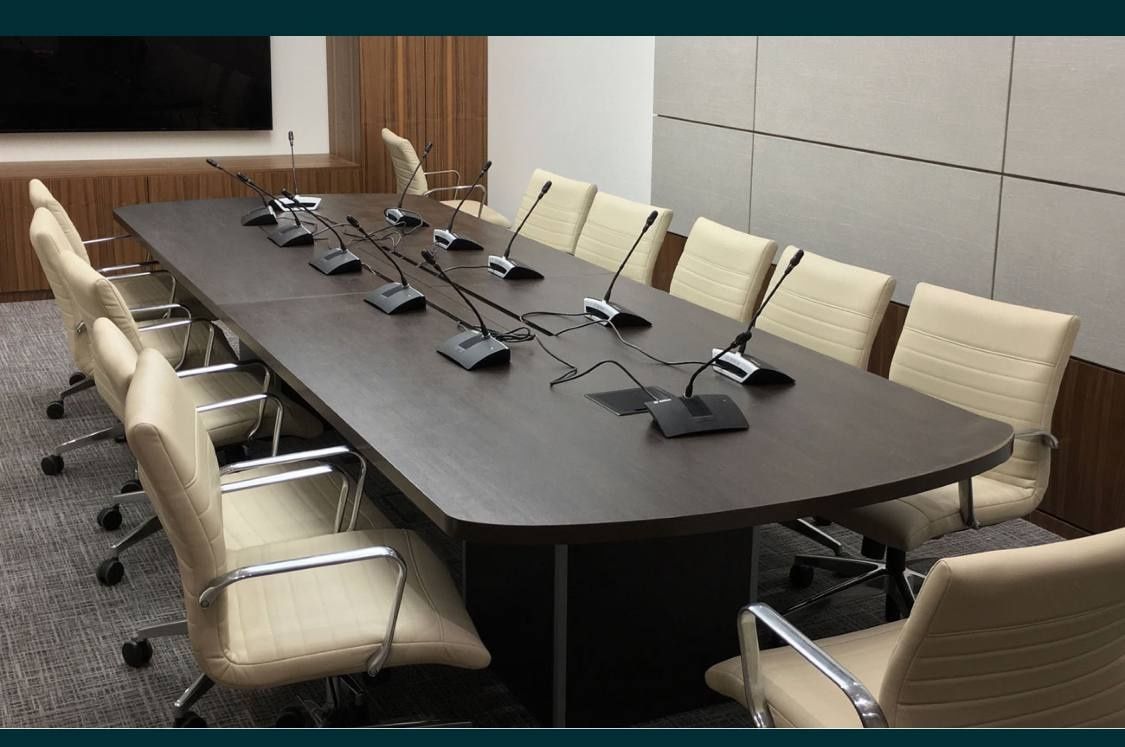 Majlis zalar uchun stol pergavorniy