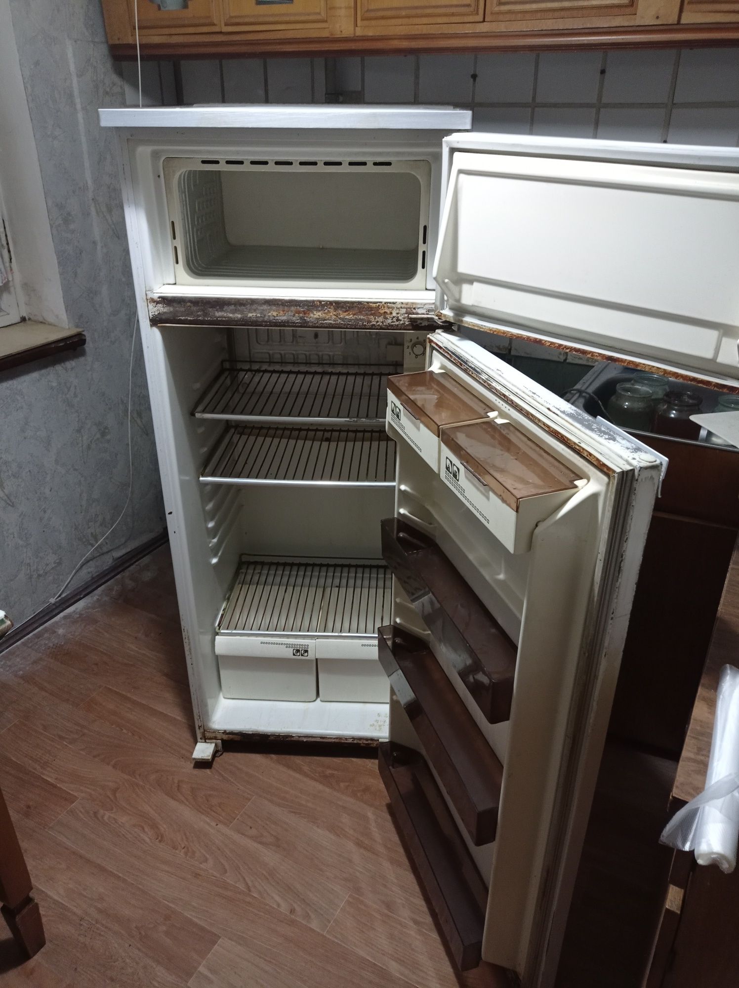 Продам холодильник "Кристал"