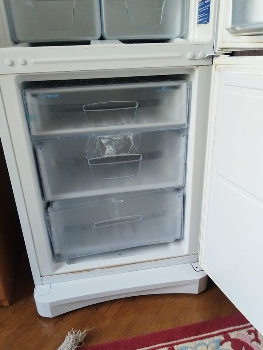 Холодильник Indesit в хорошем состоянии