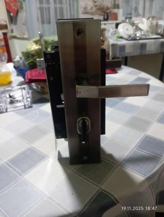 Замок для двери оригинал