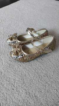 Блестящи обувки на принцеса