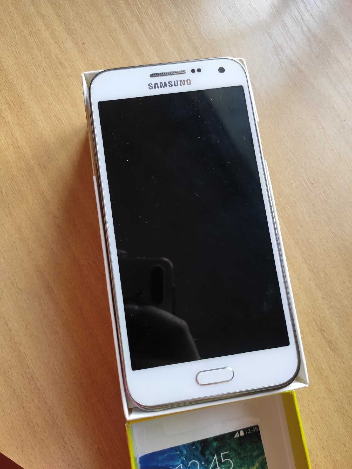 Смартфон Samsung Galaxy E5 SM-E500F/DS