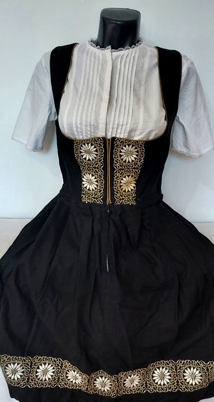 Dirndl marime 42 bavareza tiroleza Oktoberfest