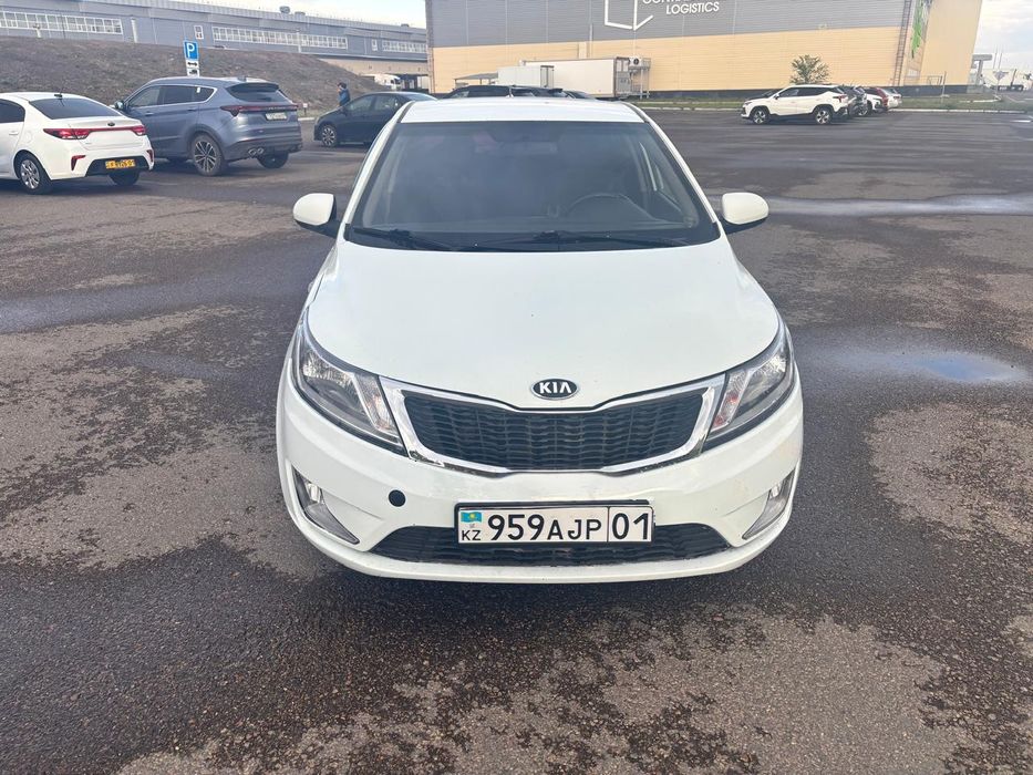 Продам машину срочно по двигателю и коробке и ходовые нареканий нет !