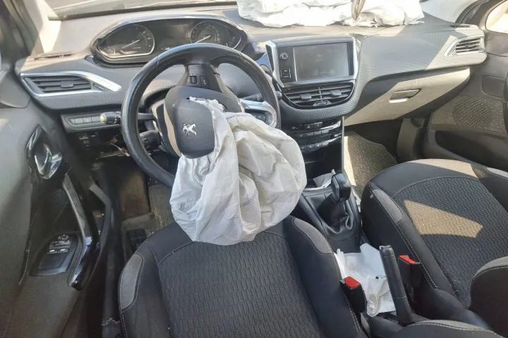 Dezmembrez  Peugeot 208 facelift, an 2016, motor 1.2 VTi HMZ (EB2F) 82cp, bara spate haion jante dezmembrari r15