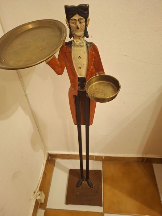 Vând suport/majordom din fier , cu tavita de cafea și scrumiera