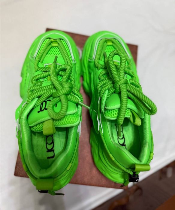 Новые кроссовки 40 размер