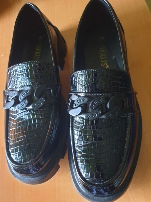 Продаются осенние туфли.