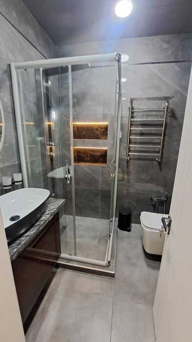 AKAY CITY. Сдаётся в аренду. 3 компнатная квартира.  2 сан узла. 105²