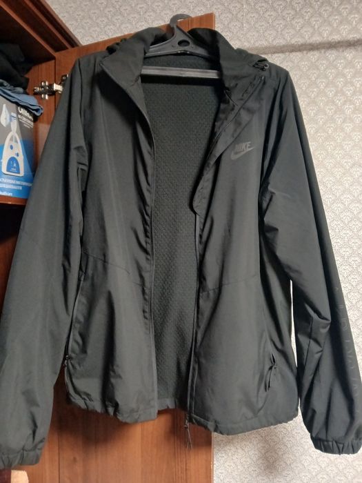 Продам ветровку новую