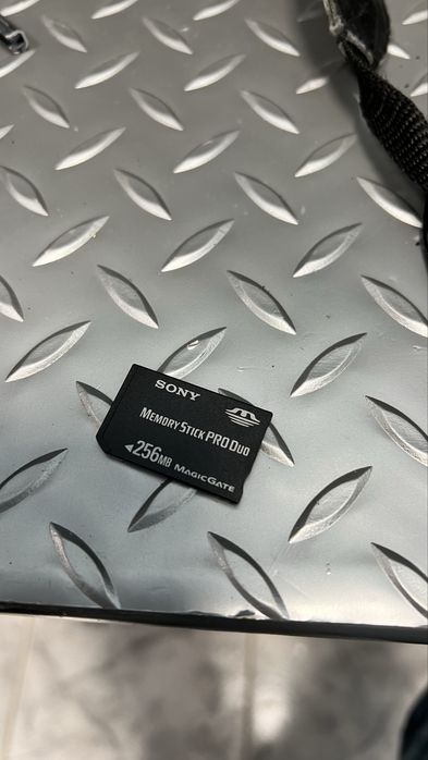 Фотоапарат Sony DSC-F717 и електронен четец Sony