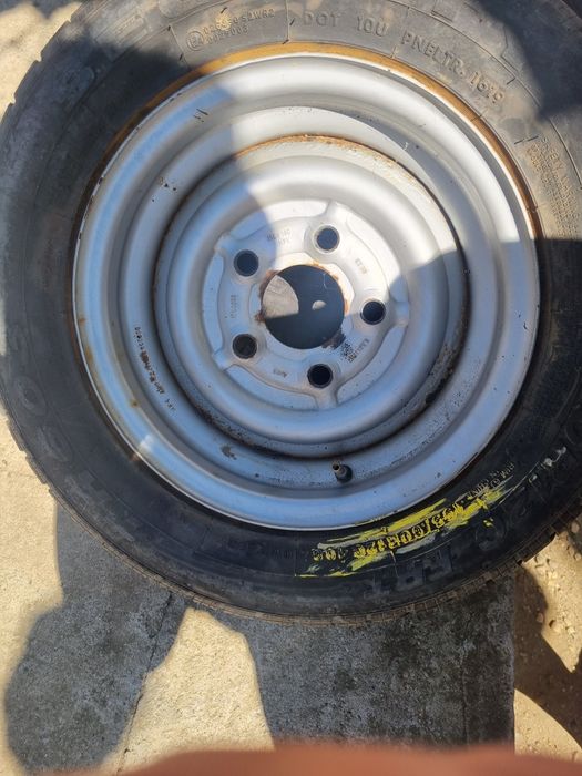 Vând 2 anvelope cu jante 195/60/12 C