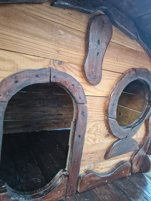 Coteț de câine rustic