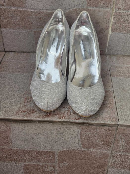 Булчинска Рокля с Воал и Обувки Към Нея