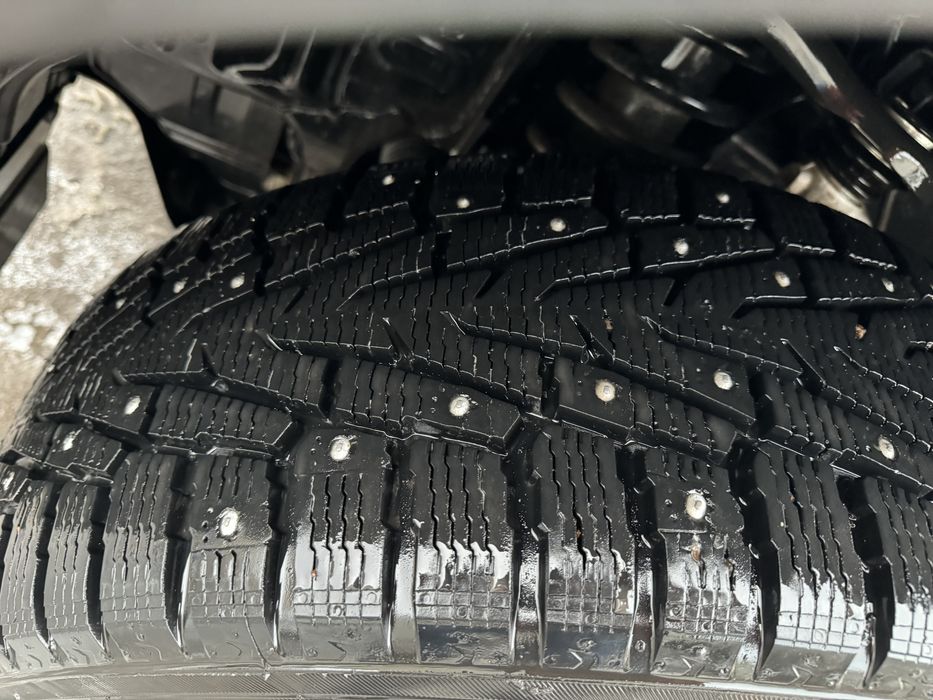 Продам зимние шипованные шины 265/65 R18