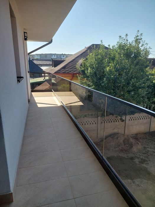 Balustrada de sticla cu profil de aluminiu