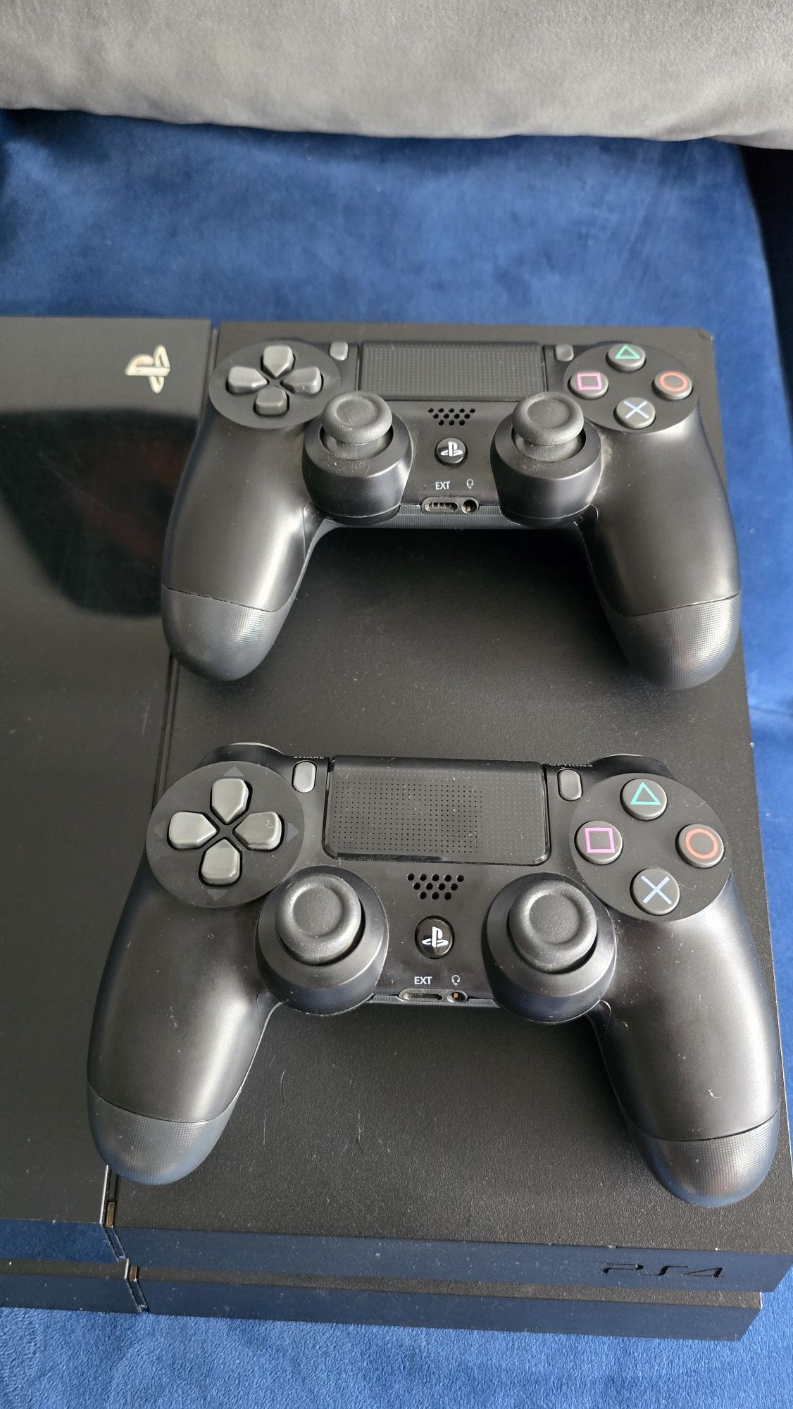 Playstation 4 с два джойстика