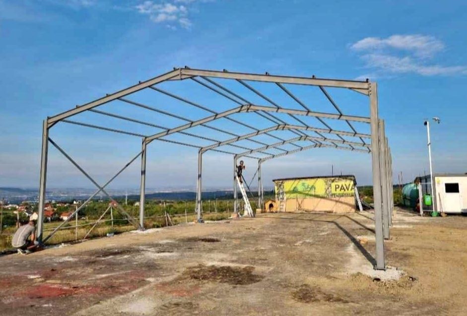 Vand hale metalice avem pe stoc asiguram transport si montaj rog serio