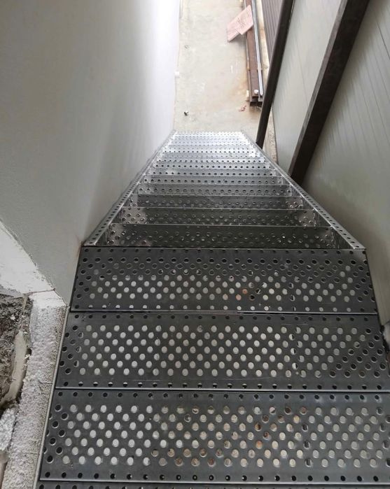 Scări metalice zincate